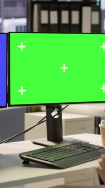 Verileri analiz etmek, muhasebe rakamlarını karşılaştırmak için çoklu monitör izole edilmiş bilgisayar kullanan dikey video çalışanı. Takım projesi için görevleri çözmek için krom anahtar kullanan kadın, kamera A