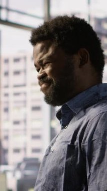 Yüzü ekşiten dikey video çalışanı, hataları düzeltmek için kod incelemesi yaparken kas gerginliğini azaltmak için geriliyor. Görevdeki yorgun personel kötü duruş nedeniyle sırt ağrısı çekiyor.