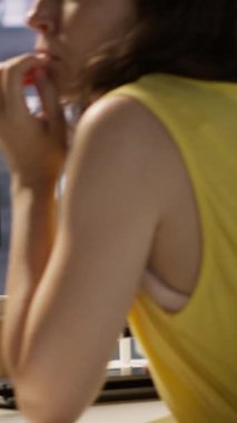 Şirketin sırlarını çalmak için dizüstü bilgisayar kullanan, veri sızıntısı yapan, müdürden saklanan dikey video korsanı. Rakip firma tarafından casusluk, sunuculardan bilgi çıkarma, defter kapağını kapatma