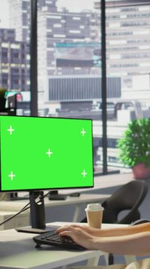 Dikey video geliştirici, karar verme süreçlerini otomatikleştiren makine öğrenme modelleri yaratmak için çoklu monitör izole PC kullanır. Model bilgisayar kullanan kadın programlama
