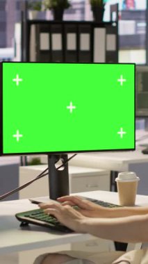 Dikey video geliştirici, karar verme süreçlerini otomatikleştiren makine öğrenme modelleri yaratmak için çoklu monitör izole PC kullanır. Model bilgisayar kullanan kadın programlama