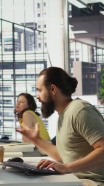 Makine öğrenme modelleri oluştururken bilgisayar arızası nedeniyle tüm ilerlemeyi kaybettikten sonra işteki dikey videodaki Sinirli programcı. Öfkeli bilişim işçisi programlama sırasında masasını eziyor