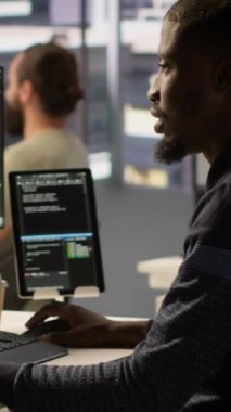 Dikey video yönetimi, PC 'ye bakarak, karar verme süreçlerini geliştirmek için verileri işleyebilen ve analiz edebilen yapay zeka öğrenme modelleri yaratıyor. Yapay zeka kullanan adam programlama
