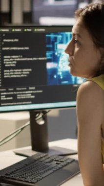 Dikey video çalışanı yapay zeka teknolojisini kullanarak makinelerin verilerden öğrenmesini sağlayan algoritmalar tasarlıyor. Ofisteki yönetici, yapay zeka teknolojisiyle büyük ölçekli derin öğrenme modelleri eğitiyor.