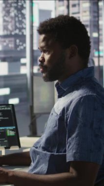 Dikey video veri bilimadamı otomatik sistemler için kritik olan yapay zeka teknolojisi ile çalışıyor. Bilgi İşlem Uzmanı, yapay zeka teknisyeniyle birlikte verileri öngörücüye dönüştürmeye çalışıyor.