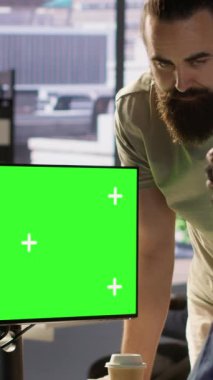 Uygulama sorunlarını çözmek, veritabanları ve sunucu yapılandırmalarıyla ilgilenmek için meslektaş tarafından yardımcı olunan dikey video geliştiricisi. Yeşil ekran bilgisayar kullanan bilişim işçileri takımı