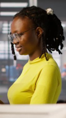 Dikey video sistemi yöneticisi verileri işleyebilen ve analiz edebilen makine öğrenme modelleri yaratarak karar verme süreçlerini otomatik hale getiriyor. BT çalışanı, ofiste programlama yapmak için dizüstü bilgisayar kullanıyor.