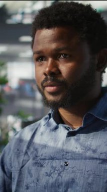 Dikey videocu veri girişi yapıyor, klavyeye PC 'de yazı yazıyor, görevleri çözüyor. Çalışma alanındaki ofis görevlisinin kapatılması belgelerin kalite güvencesi beklentilerine uygun olduğundan emin olunması ve