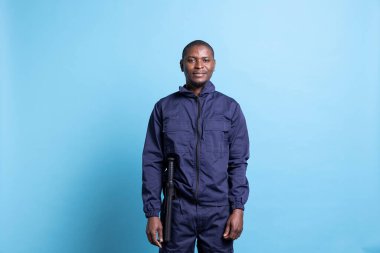 Afrika kökenli Amerikalı güvenlik ajanı kameranın önünde etrafı koruyor. Üniformalı ve coplu. Erkek savunma personeli emlak koruması, devriye servisi....