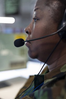 Askeri güç üssündeki federal gözetim sistemini izleyen eğitimli kadın mühendis. Önemli gerçek zamanlı bilgi toplamak ve iletişim kurmak için büyük ekranla çalışıyor. Kapat..