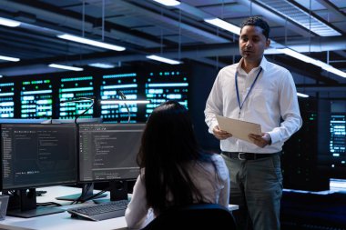 Veri merkezi müfettişi işçilerden acil durum prosedürlerini göstermelerini istedi. Şirketin sistem hatasına karşı korunduğundan emin olmak için. Sunucu merkezindeki denetleyici endüstri kurallarına uyulduğunu doğruladı