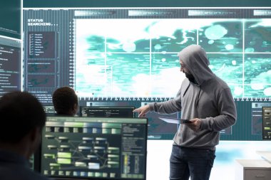 Siber güvenlik uzmanları bir devlet dairesinde şifreleme ve bilişim güvenliği üzerinde çalışıyor. Ulusal güvenlik için siber operasyonlar, ağ güvenliği ve veri koruması üzerinde çalışan uzmanlar.