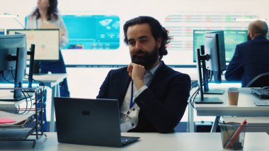 Küresel ticari başarıyı sağlamak için anahtar performans ölçümlerini inceleyen proje yöneticisi, neyin iyileştirilmesi gerektiğini anlamak için yıllık bilgi grafikleriyle çalışıyor. Çok uluslu şirket faaliyetleri. Kamera A.