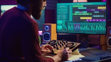 Ses mühendisi yeni bir soundtrack için ses efektleri yaratıyor, elektronik piyanoda melodiler kaydediyor ve ses projesine yaratıcılık katıyor. Şarkı sözü yazarı yapımcısı kayıtları düzenliyor ve karıştırıyor. Kamera A.