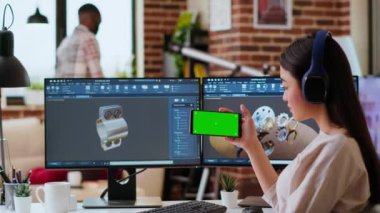 Yaratıcı profesyonel, endüstriyel prototipleri kopyalamak için 3 boyutlu modelleme yazılımı kullanır. Merkez ofisin kurulumu yenilik, teknoloji ve modern teknoloji araçlarını sergiliyor. Kamera B.