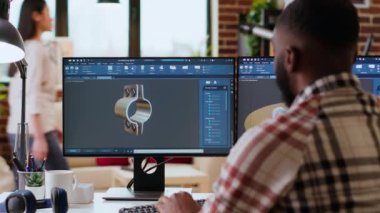 Afrikalı Amerikalı tasarımcı endüstriyel projeler için 3D modelleme araçları ve CAD yazılımı kullanır. Üretim endüstrisi için prototip ve vites modelleri üzerinde çalışıyorum. Kamera B.