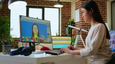 Asyalı yaratıcı kadın modern bir ev ofisinde profesyonel tasarım yazılımı kullanarak fotoğraf düzenliyor. Grafik tasarım endüstrisinde dijital araçlarla çalışmak, teknikleri rötuşlamak. Kamera A.