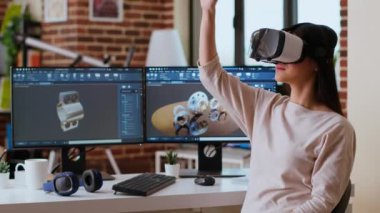 Asyalı kadın mühendis VR gözlüklü ve 3D modelleme yazılımlı prototipler yaratıyor, yeni üretim dişlileri ve türbinleri geliştirmek için evden çalışıyor. 3 boyutlu tasarım aletleri. Kamera B.
