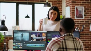 Renk derecelendirme ve karıştırma için üst düzey video prodüksiyon yazılımı kullanarak bir video düzenleme projesinde işbirliği yapan yaratıcı takımlar arası ortaklar. Çeşitli çiftler iş için güçlerini birleştiriyor. Kamera B.