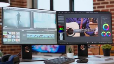 Boş video düzenleme araçları ve masadaki bilgisayar üzerinde çalışan bir renk tekerleği, zaman çizelgesi düzenleme, renk derecelendirme ve video çekimi için ortam oluşturma. İkili monitörlere prodüksiyon yazılımı yükle.