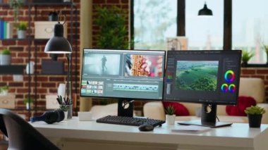 Görüntüleri düzenlemek için bilgisayar, video üretimi ve miksajı yapan bir video düzenleme yazılımı olan boş ofis masası. Film yapımcılığı medyası için profesyonel program, yaratıcı stüdyo.