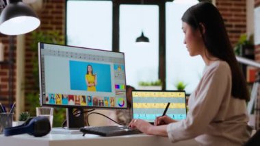Serbest tasarımcı, gelişmiş tasarım yazılımı kullanarak uzak bir ofisteki bir fotoğraf düzenleme projesinde çalışıyor. Ev işleri, yaratıcılığı ve online çalışmalar için yeniliği teşvik eder. Kamera B.