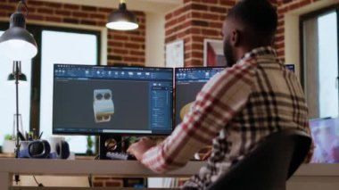 Afrikalı Amerikalı endüstriyel tasarımcı yaratıcı bir stüdyoda prototipler üzerinde çalışıyor. 3D modelleme ve CAD yazılımı ile uzaktan kumandalı teknoloji kullanımı, teknik hassasiyet için endüstriyel araçlar. Kamera B.