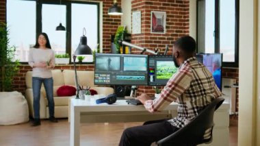 Video üretim endüstrisinde çalışan Afrikalı Amerikalı video editörü, çift monitörlerle ilgili bir film projesini renklendirip düzenliyor. Yaratıcı süreci teknolojik aletlerle göstermek. Kamera A.