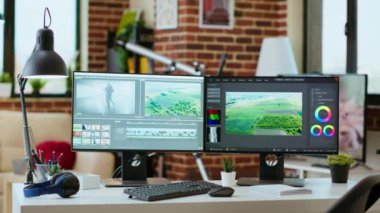 Oturma odasındaki video üretimi için yaratıcı çalışma masası, en son teknoloji ve kurgu yazılımıyla donatılmıştır..