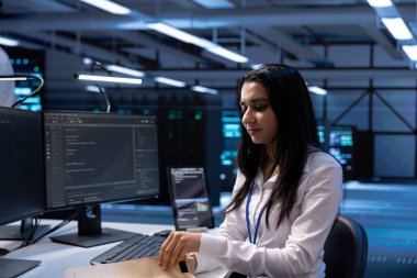 Veri merkezi uzmanı, felaket veya sistem arızası durumunda iş devamlılığını sağlamak için acil durum prosedürleri geliştiriyor. Sunucu çiftliğindeki kadın endüstri yönetmeliklerine uymayı garanti ediyor