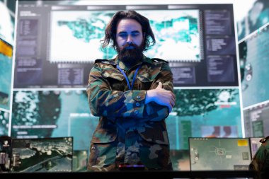 Ordu subayı kontrol odasındaki bir hologram projeksiyonu hakkında bilgi topluyor, piyade birlikleri için bir savaş alanı haritası oluşturuyor. Asker izleme radarı sistemi.