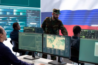 Rus Federasyon askeri hibrit savaş taktikleri sırasında sahte haberlerle paniğe kapılıp propaganda yapıyor, bilgisayar korsanlığı yapıyor. Devlet sırlarını çalan askeri hackerlar, dijital paralı askerler.