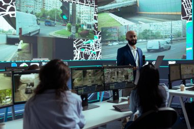 Ortadoğu müdürü, günlük lojistiği, sipariş izleme faaliyetleri, kolay teslimatın sağlanması ve şehir trafiğinin önlenmesi konularında açıklıyor. Çalışanlar şehirdeki kamyonları, uydu GPS 'lerini takip ediyor..