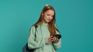 Hastalıktan muzdarip genç bir kız ilaç alması gerektiği için üzgün, elinde ilaç şişesi var. Hasta kadın vitamin takviyesi almaya hazırlanıyor. Stüdyo geçmişi, kamera A.