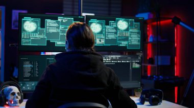 Güvenlik sistemlerini aşıp gizli karargahta saklanmayı başaran neşeli siber suçlu kutlaması. Neşeli hacker savunmayı aştıktan sonra gururlu hissediyor. Sahte senaryolar, kamera B