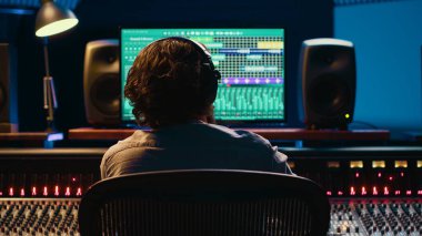 Ses düzenleme yazılımını kullanarak, ses üreticisi melodileri yaratıyor ve kontrol odasındaki kontrol panelinde teknik ekipmanlarla uğraşıyor. Teknisyen müzik yapımcısı şarkıların kalitesini artırır. Kamera A.
