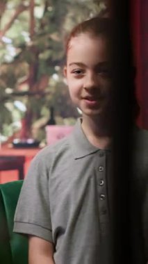 Terapi seansında duygusal sorunlarla boğuşan bir genç. Danışmanlık toplantısında ergenlik, zihinsel sağlık ve sosyal medyanın zihinsel refah üzerindeki etkisi ele alınıyor. Psikoterapi desteği. Kamera A.