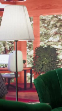 Terapi seansında duygusal sorunlarla boğuşan bir genç. Danışmanlık toplantısında ergenlik, zihinsel sağlık ve sosyal medyanın zihinsel refah üzerindeki etkisi ele alınıyor. Psikoterapi desteği. Kamera B.
