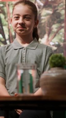 Depresyon ve obsesif kompulsif bozukluk gibi duygusal sorunlar için psikoterapi ve destek alan gençler. Terapi seanslarında rahatsız edici düşüncelerin yönetilmesi ve özsaygının artırılması üzerinde duruluyor. Kamera A.