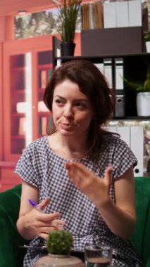 Davranış sorunları için terapist ve müvekkiller ona tavsiye ve rehberlik sunuyorlar. Psikanaliz. Akıl sağlığı uzmanı zorlukların üstesinden gelmeye yardım ediyor. Kamera B.