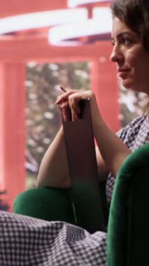 Psikoterapi, isyankar bir anne ile kız ve anne arasındaki çatışmayı çözüyor. Davranış sorunları, aile sorunları ve duygusal bir yüzleşmede inatçılıkla yüzleşiyorlar. Kamera A.