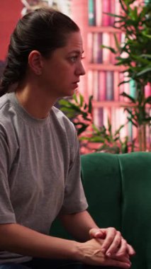 Kadın terapistle endişelerini ve kişisel sorunlarını paylaşıyor, rahatsız edici düşüncelerini ve akıl sağlığını tartışıyor. Danışman ve müvekkil terapi ofisinde oturuyor. Kamera A.