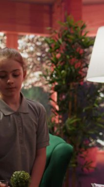 Profesyonel psikoloji uzmanı hastalarıyla akıl sağlığı sorunları ve terapi ofisi hakkında konuşuyor. Rehabilitasyon ve kişilik bozuklukları konusunda uzman psikoterapist. Kamera B.