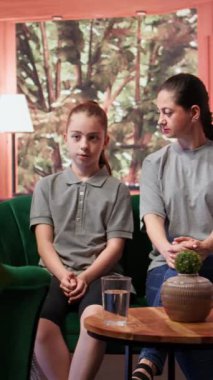 Terapist, duygusal yönetim için bir aile danışmanlığı seansı düzenliyor. Anne ve genç bir kızın akıl sağlığıyla ilgili sorunları çözmesine yardım ediyor. Ergen gelişimi için psikoterapi. Kamera B.