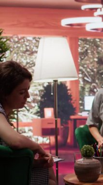 Genç kız, yaratıcı terapi seansının bir parçası olarak çizim yapıyor. Annesine ve terapistine danışmanlık, stres atmak ve duygusal yönetim için sanat eserlerini kullanmaya odaklanıyor. Kamera B.