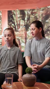 Psikolog duygusal yönetim için bir aile terapisi seansını kolaylaştırıyor, anne ve kızının ruh sağlığı sorunlarını çözmelerine yardımcı oluyor. Ergenlik çağındaki gelişmeler için davranış terapisi. Kamera B.