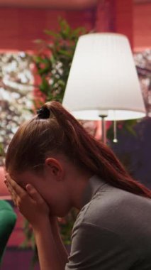 Ergen, terapi seansında yaşadığı zorluklardan bahsediyor. Psikoterapist, kaygı ve kendine güvensizlikle başa çıkmak için destek öneriyor. Siber zorbalık ve depresyon danışmanlığı. Kamera B.