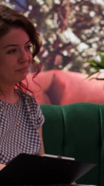 Gizli bir terapi seansında genç bir kız kaygı, sosyal sorunlar ve depresyon gibi kişisel sorunları tartışıyor. Psikolog onun duygusal sağlığını ve zihinsel dayanıklılığını destekliyor. Kamera A.