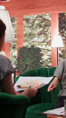 Psikoterapist, genç bir çocuğun terapide yaptığı rahatsız edici çizimleri, hormonal değişimleri değerlendiriyor. Şiddetli betimlemeler akıl sağlığı, endişe ve cinayet davranışları hakkında endişelere yol açıyor. Kamera B.
