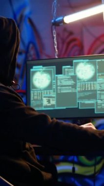Grafiti boyalı bodrumda kod kodunu kullanan dikey video başlıklı hacker sistem sahiplerine karşı fidye olarak kullanılacak güvenlik açıklarını arıyor.